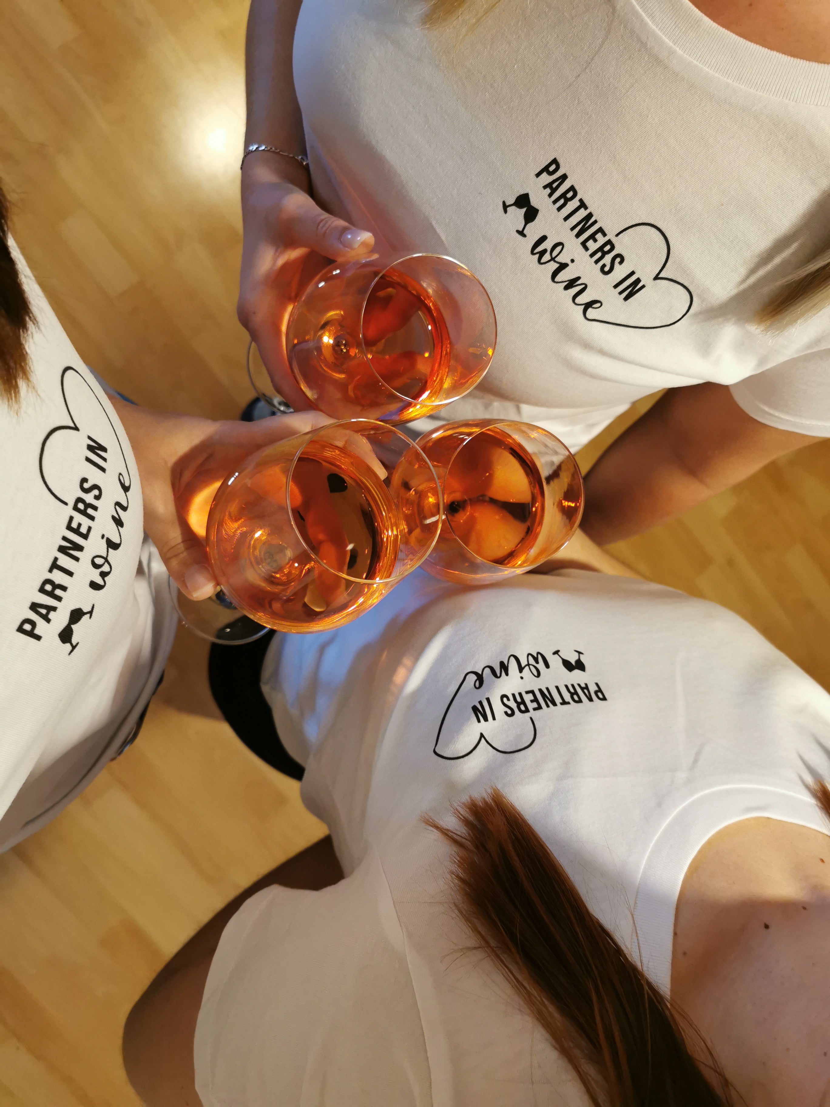 Freundinnen mit Wein Shirts