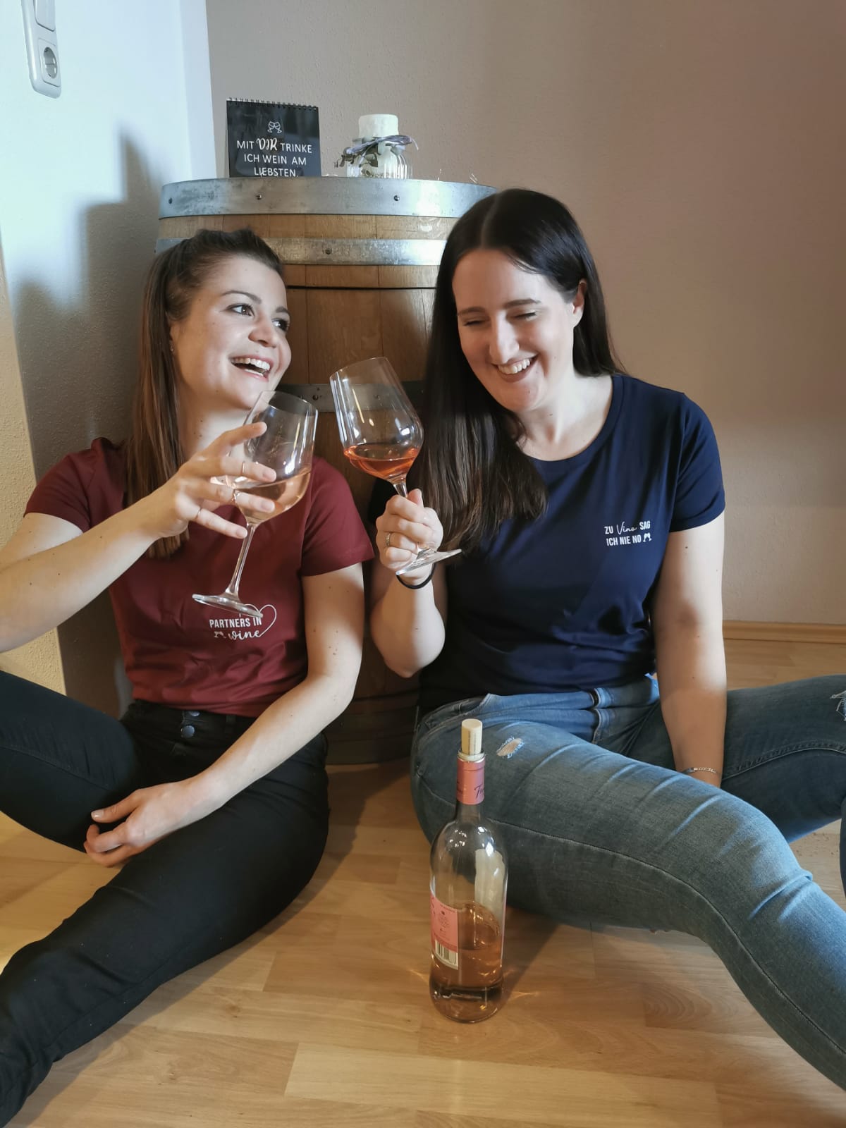 Freundinnen mit Wein Shirts