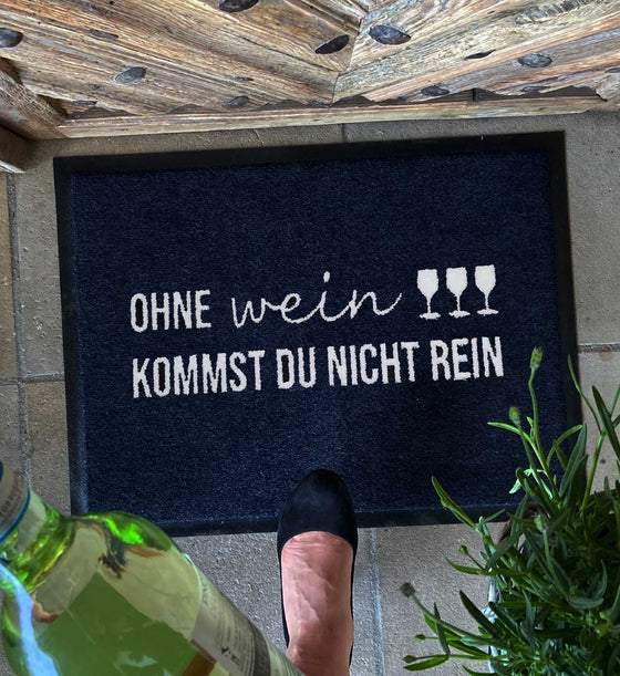 Ohne Wein kommst du nicht rein Fußmatte