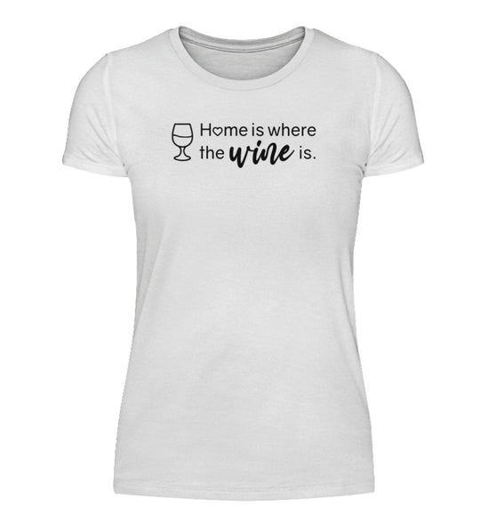 Home is where the wine is – Damen Basic T-Shirt in Weiß, schwarzes Motiv vorne mittig.