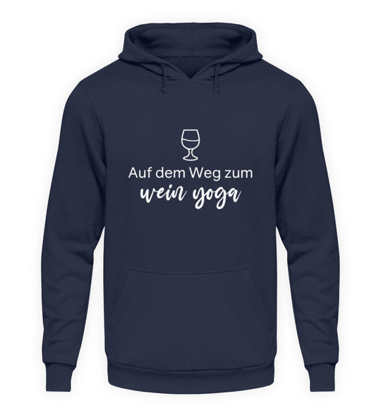 Wein-Yoga Unisex-Hoodie in Dunkelblau – Frontansicht mit Weinglas und Spruch