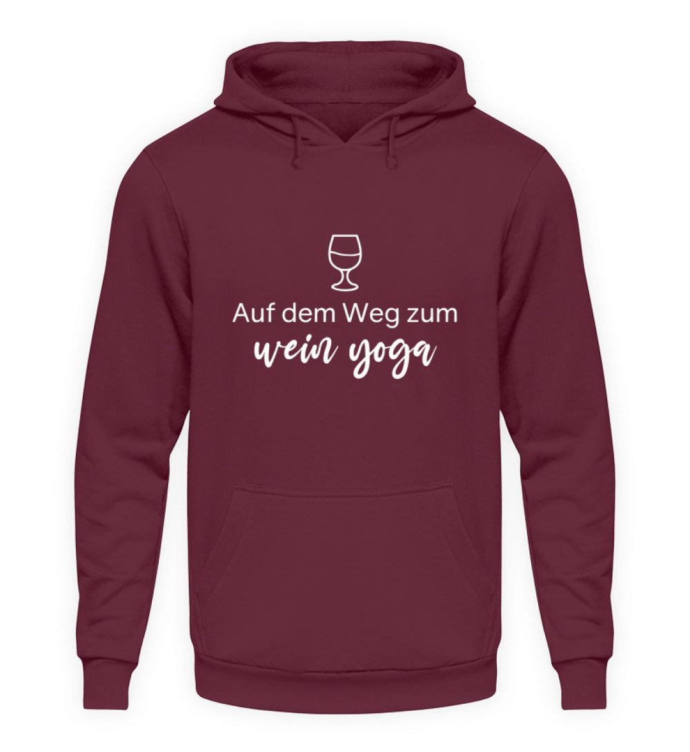 Wein-Yoga Unisex-Hoodie in Bordeaux – Frontansicht mit Weinglas und Spruch; Motivgröße Groß