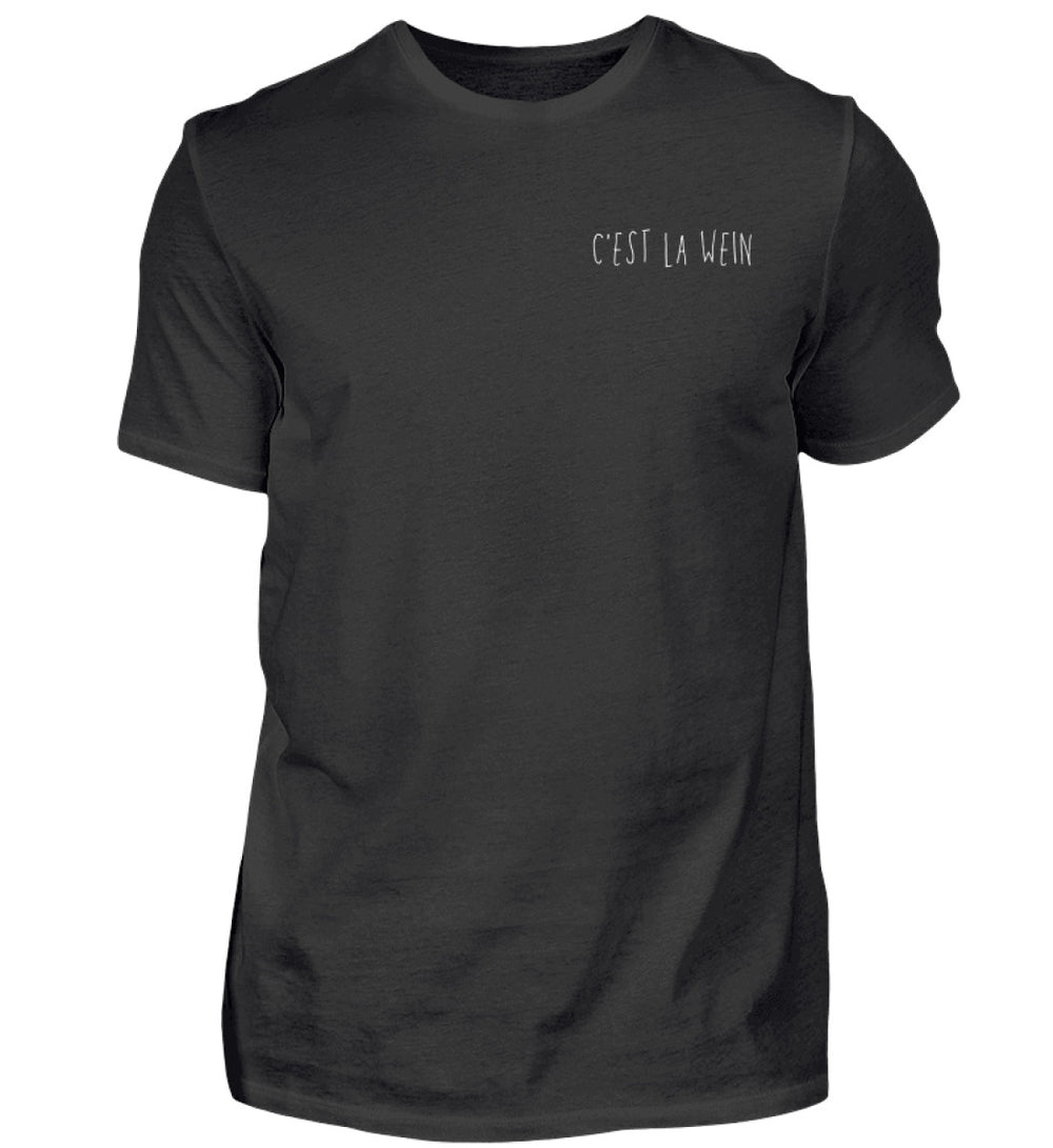 C’est la Wein – Herren T-Shirt in Schwarz, kleines weißes Motiv links auf der Brust