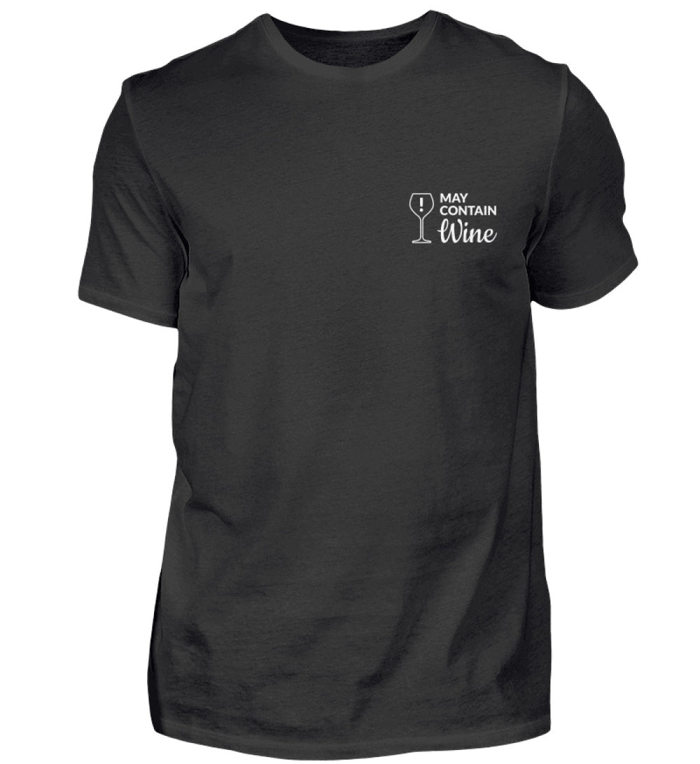 May contain wine Herren Basic T-Shirt Schwarz – kleiner weißer Brustdruck