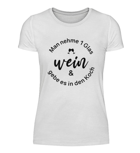 Wein in den Koch – Damen T-Shirt Weiß, schwarzes Originalmotiv auf der Vorderseite