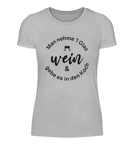 Wein in den Koch – Damen T-Shirt Grau, schwarzes Originalmotiv auf der Vorderseite