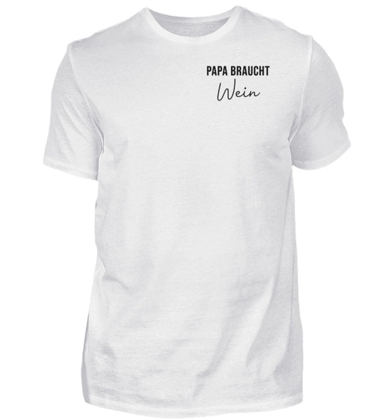Papa braucht Wein – Herren T-Shirt in Weiß, Vorderansicht
