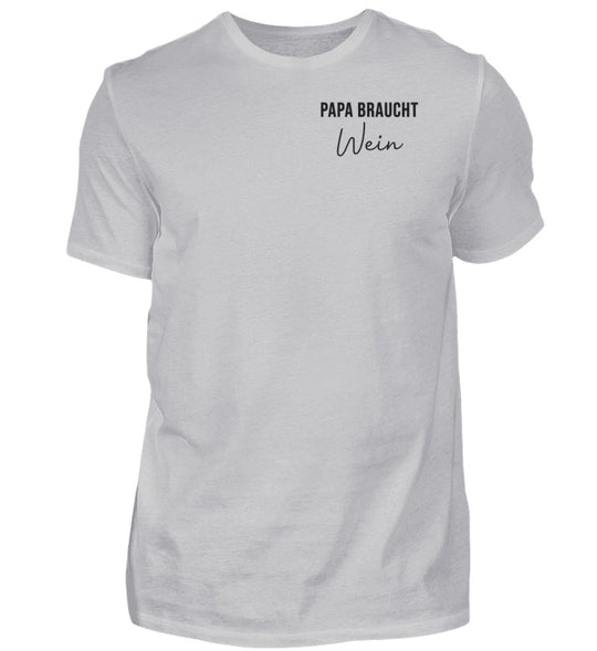 Papa braucht Wein – Herren T-Shirt in Grau, Vorderansicht
