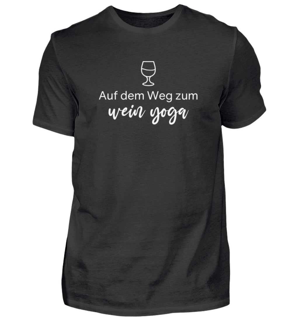 Wein-Yoga Herren-T-Shirt in Schwarz – Frontansicht mit Weinglas und Spruch