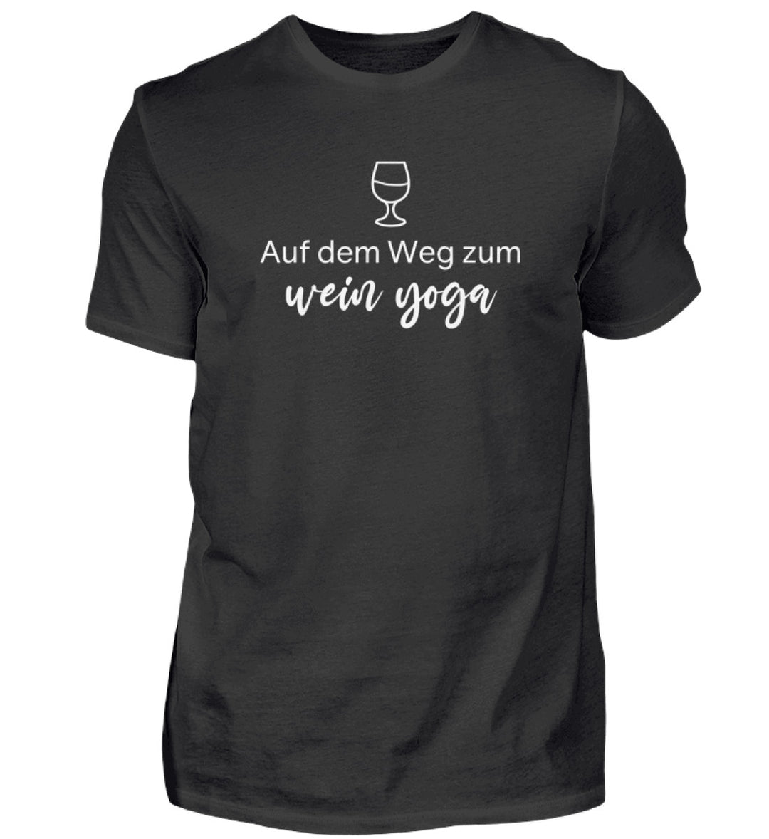 Wein-Yoga Herren-T-Shirt in Schwarz – Frontansicht mit Weinglas und Spruch