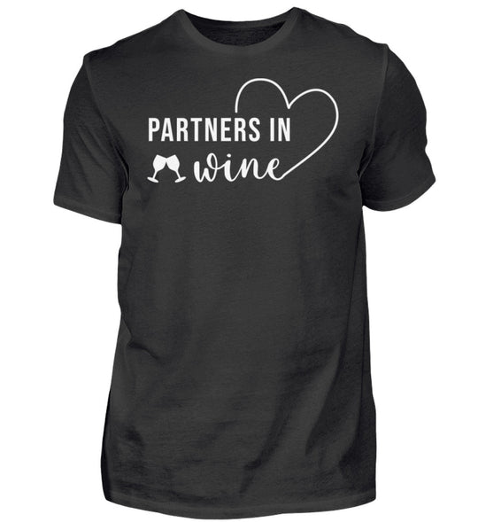 Partners in Wine Herren-T-Shirt Schwarz – großes Motiv mittig auf der Brust
