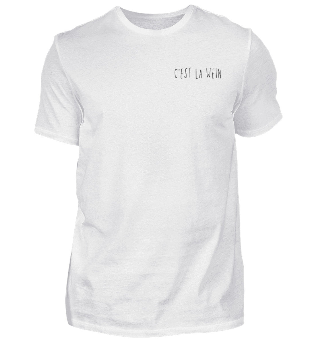 C’est la Wein – Herren T-Shirt in Weiß, kleines schwarzes Motiv links auf der Brust