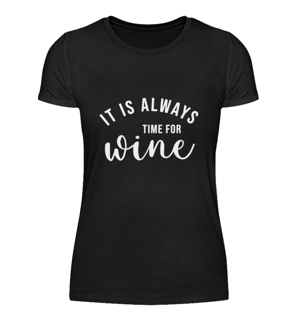 Produktansicht Damen-T-Shirt „It is always time for wine“ in Schwarz mit groß mittigem Druck auf der Vorderseite.