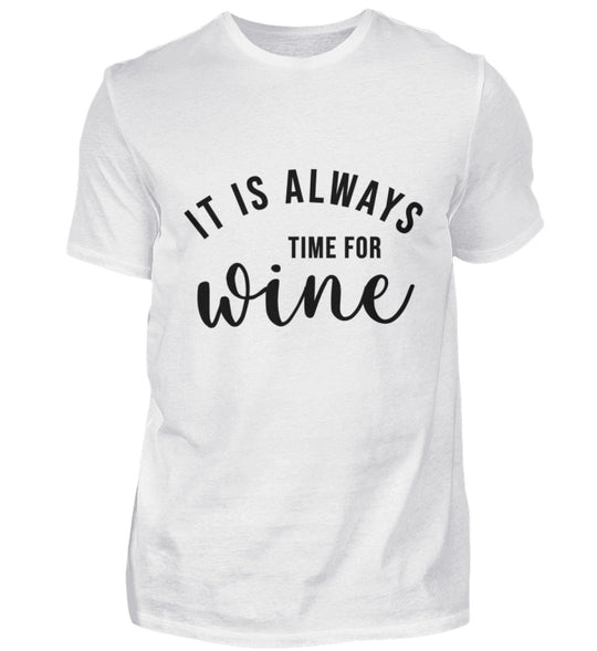 Produktansicht Herren-T-Shirt „It is always time for wine“ in Weiß mit groß mittigem Druck auf der Vorderseite.