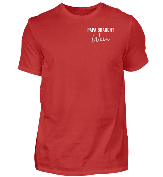 Papa braucht Wein – Herren T-Shirt in Rot, Vorderansicht
