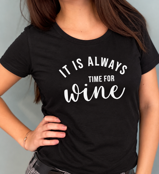 Eigene Trageansicht des schwarzen Damen-T-Shirts mit groß mittigem It is always time for wine Motiv; digital angepasst.
