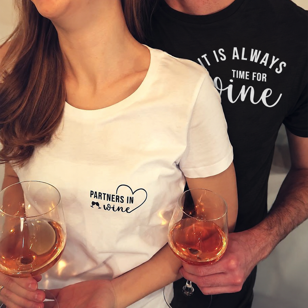 Eigene Paar-Trageansicht des schwarzen Herren-T-Shirts mit groß mittigem It is always time for wine Motiv; Herrenshirt digital angepasst, Frau trägt Partners in Wine.