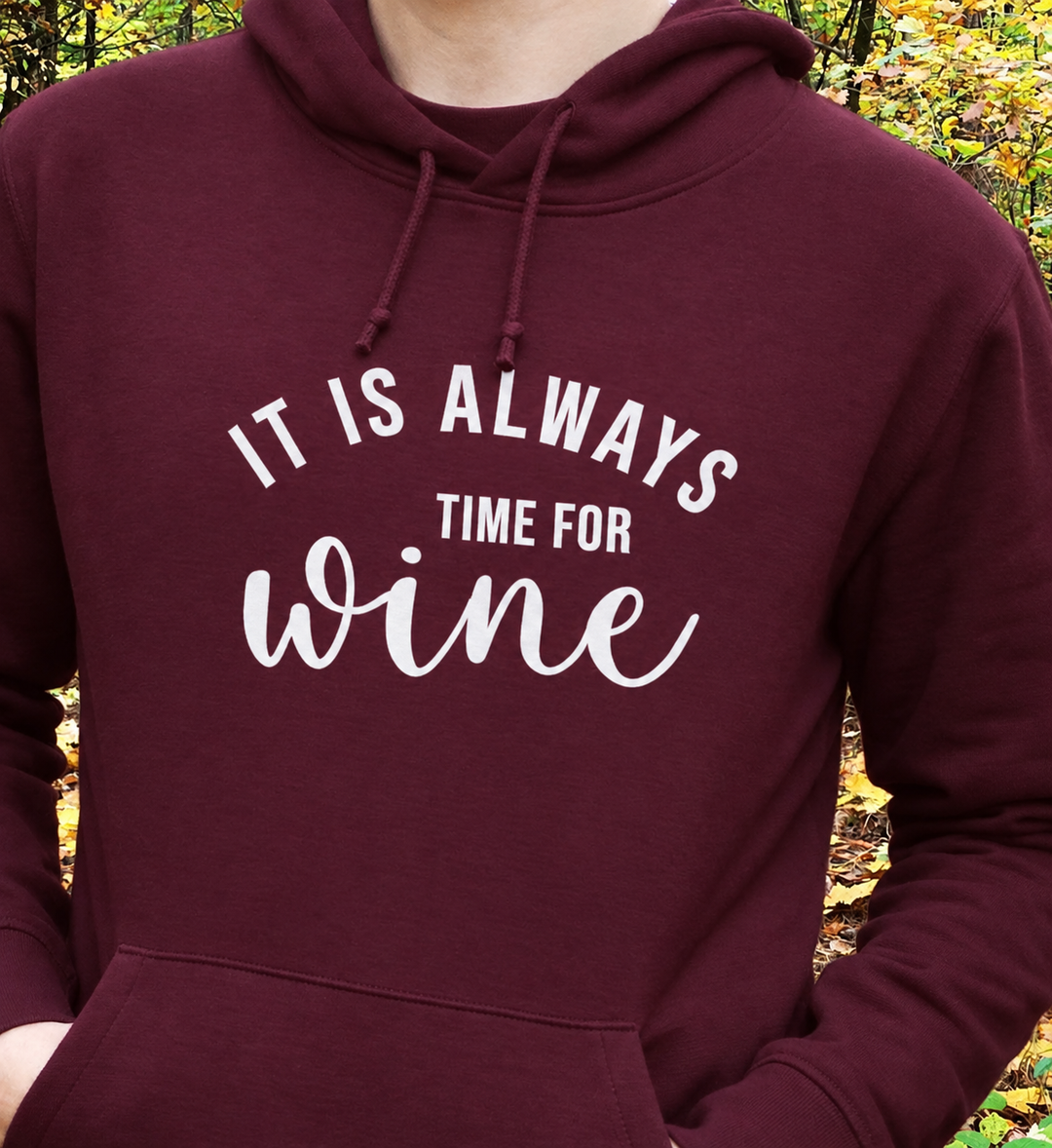 Eigene Trageansicht des bordeauxfarbenen Unisex-Hoodies mit groß mittigem It is always time for wine Motiv; digital angepasst.