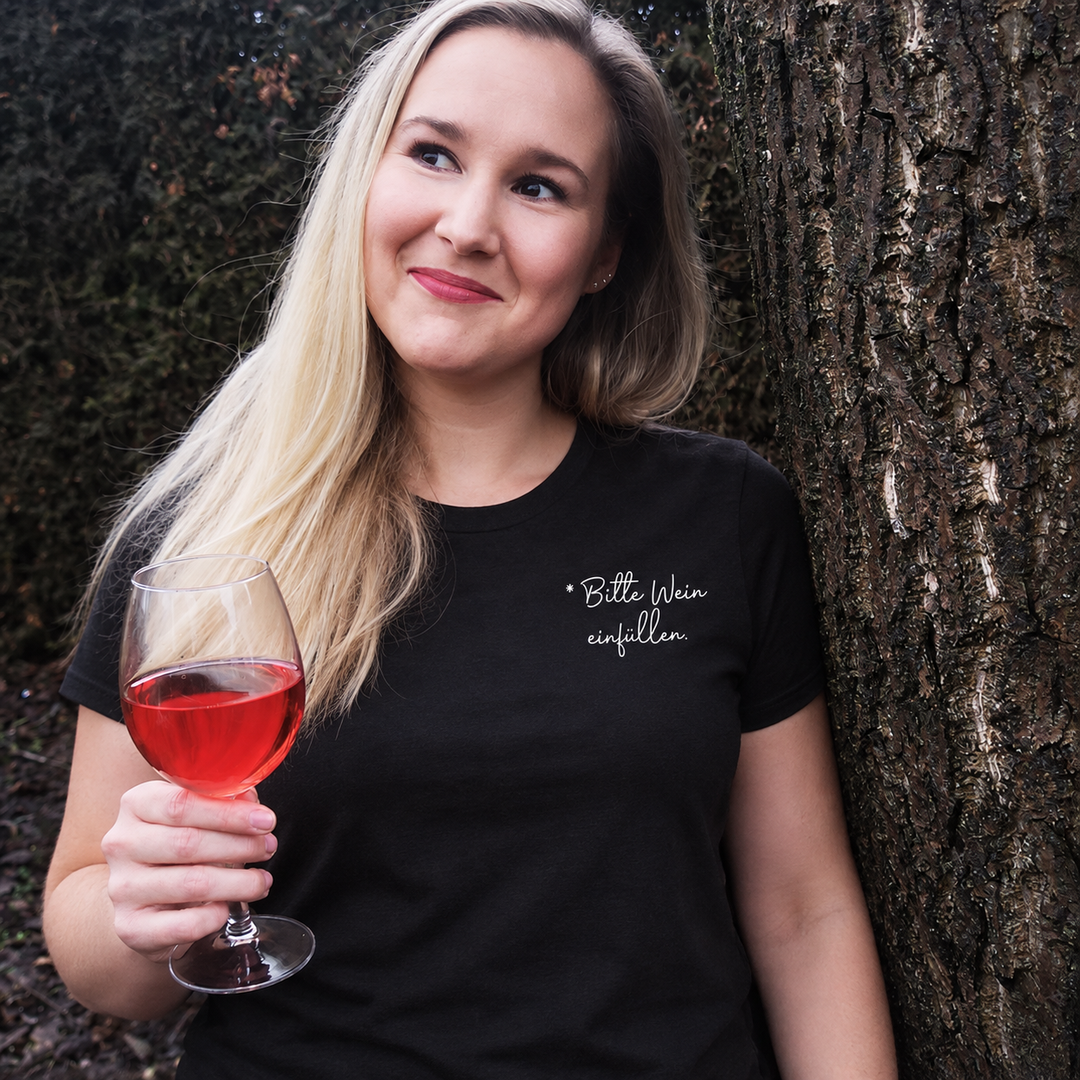 Bitte Wein einfüllen Damen Basic T-Shirt Schwarz – vorhandene eigene Einzelaufnahme ohne Jana, Shirt und weißer Originaldruck links auf der Brust digital angepasst