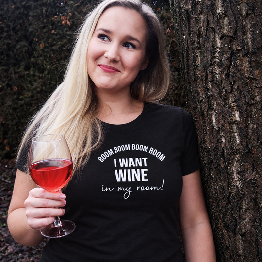Digital bearbeitete eigene Trageaufnahme: Boom boom boom boom – I want wine in my room auf schwarzem Damen-T-Shirt, Originalmotiv gemäß Provideransicht