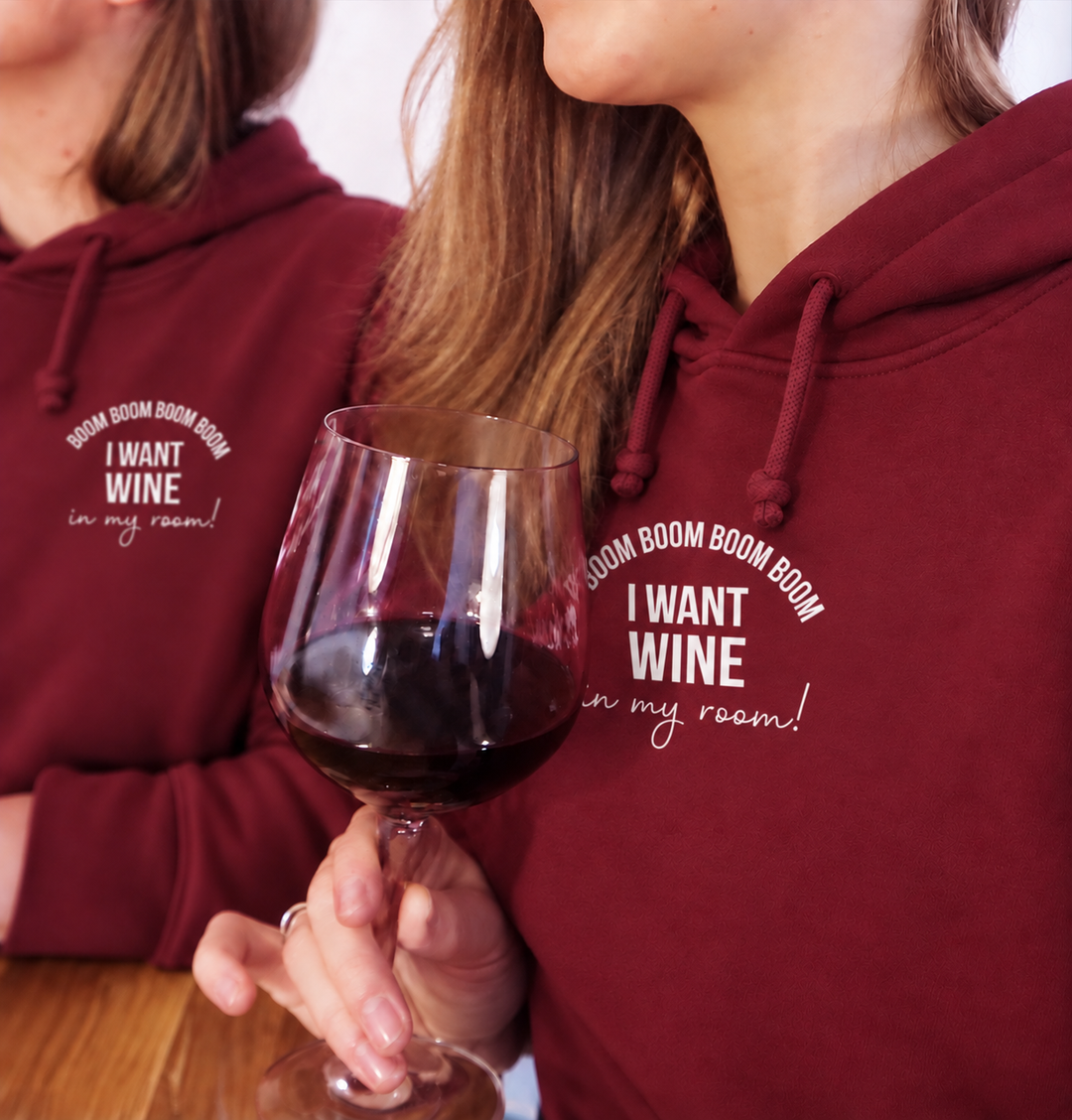 Boom – eigenes Modelpaar in Bordeaux-Hoodies – digital bearbeitetes Moodbild