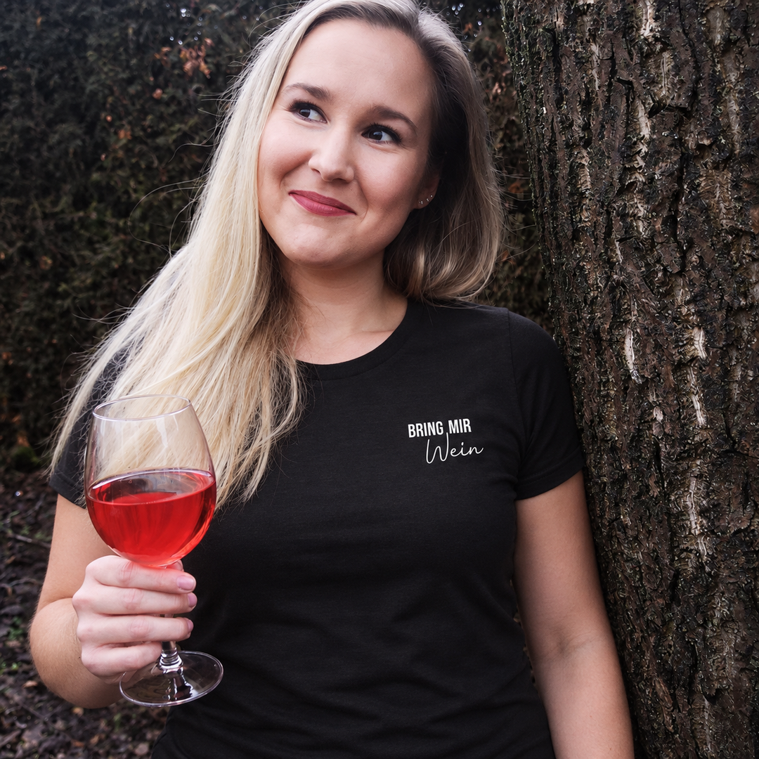 Digital bearbeitete eigene Trageaufnahme: Bring mir Wein auf schwarzem Damen-T-Shirt, Originalmotiv gemäß Provideransicht