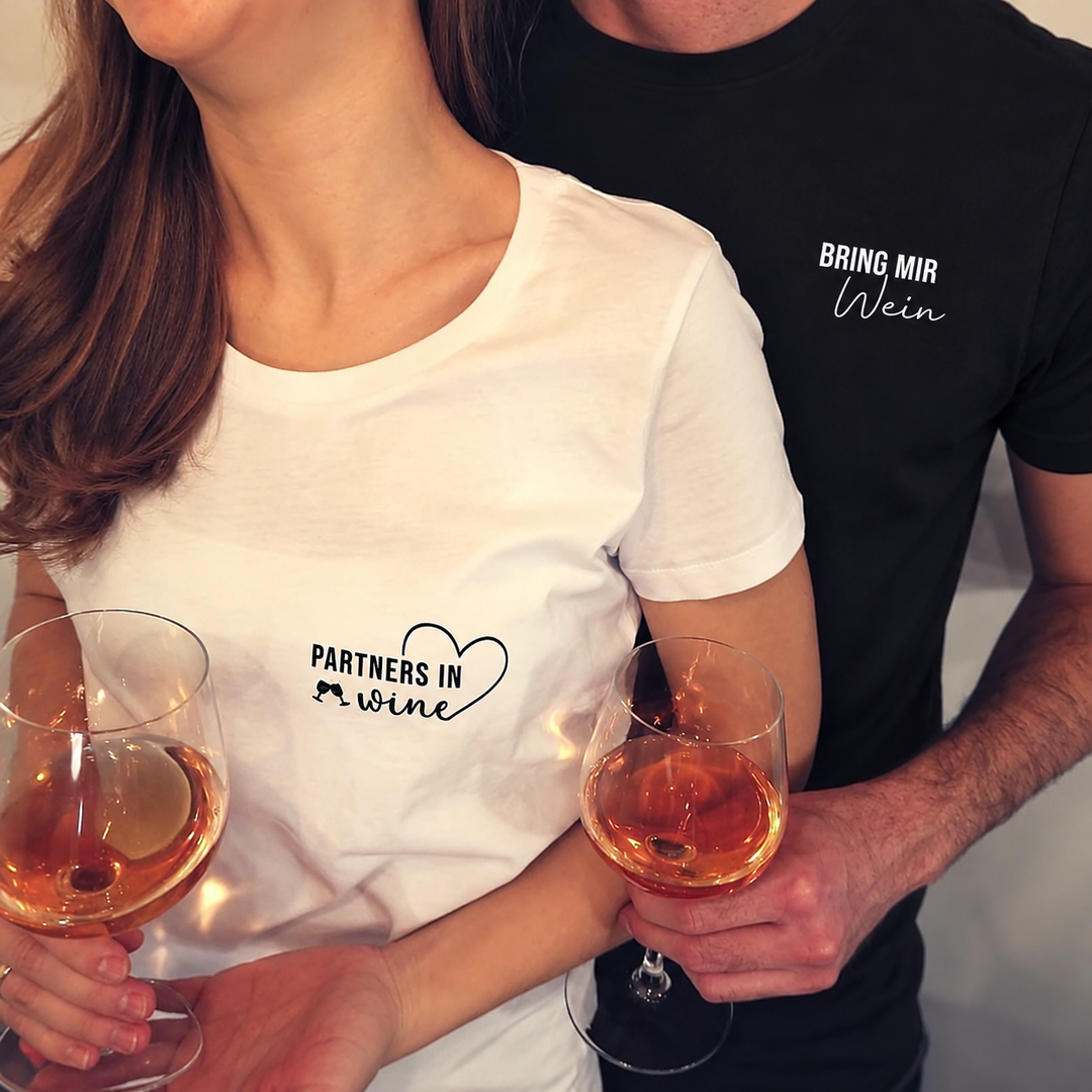 Eigene Paaraufnahme: Herren T-Shirt Bring mir Wein in Schwarz mit kleinem Brustmotiv; Damenshirt separat erhältlich