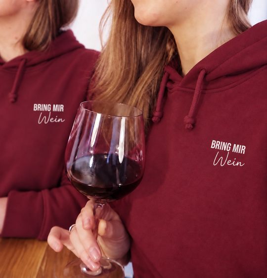 Eigene digital bearbeitete Trageansicht: Bring mir Wein Unisex Hoodie Bordeaux mit kleinem Motiv links auf der Brust