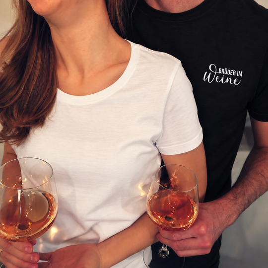 Schwarzes Brüder im Weine Herren-T-Shirt mit kleinem weißem Brustmotiv, Begleitshirt neutral weiß.