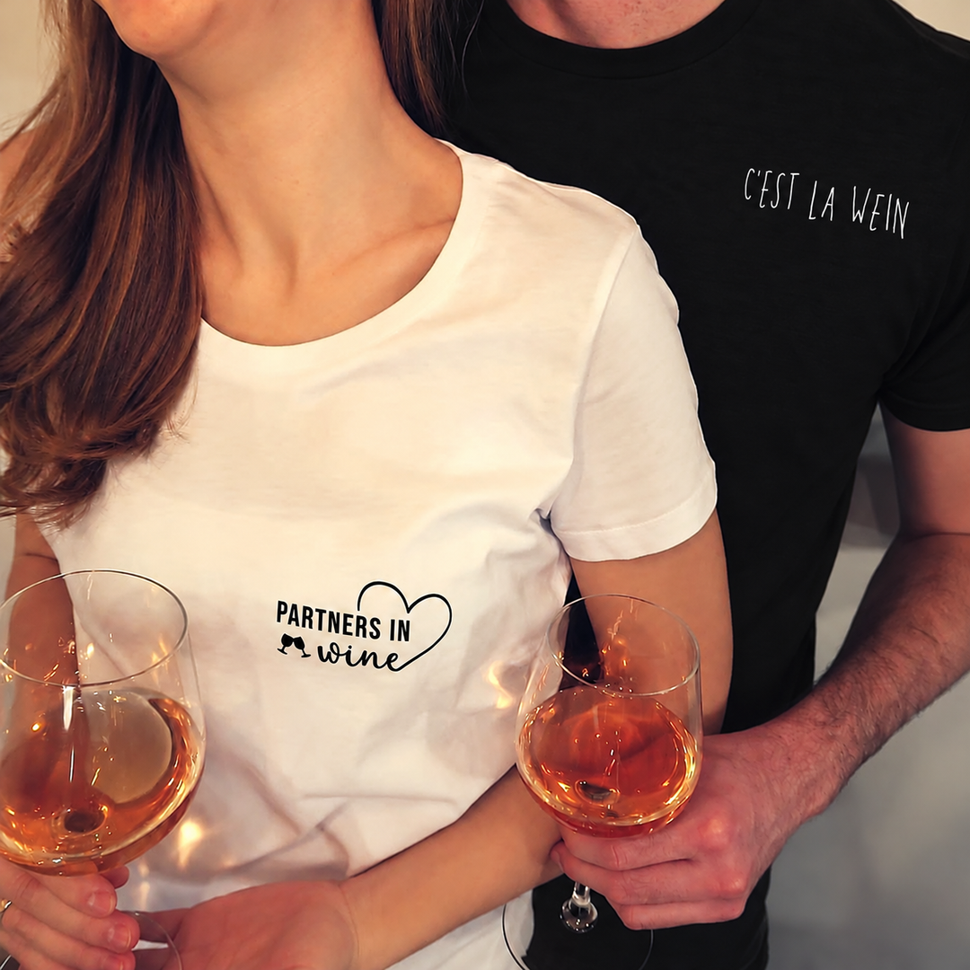 C’est la Wein – Herren T-Shirt in Schwarz, vorhandene Trageaufnahme digital bearbeitet