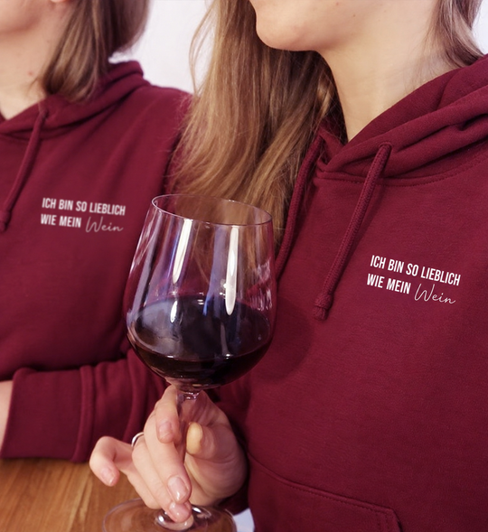 Eigene Models mit Weinglas im Bordeaux-Hoodie Ich bin so lieblich wie mein Wein