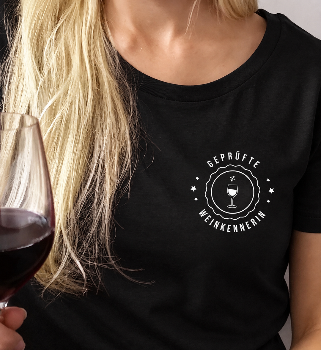 Geprüfte Weinkennerin – Damen Basic T-Shirt Schwarz, eigenes Model; digital bearbeitete Trageansicht