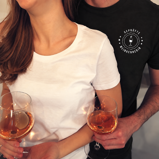 Geprüfte Weinkennerin – Herren Basic T-Shirt, eigenes Model; digital bearbeitet