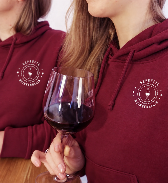 Geprüfte Weinkennerin – Unisex Basic Hoodie Bordeaux, eigene Models; digital bearbeitete Trageansicht