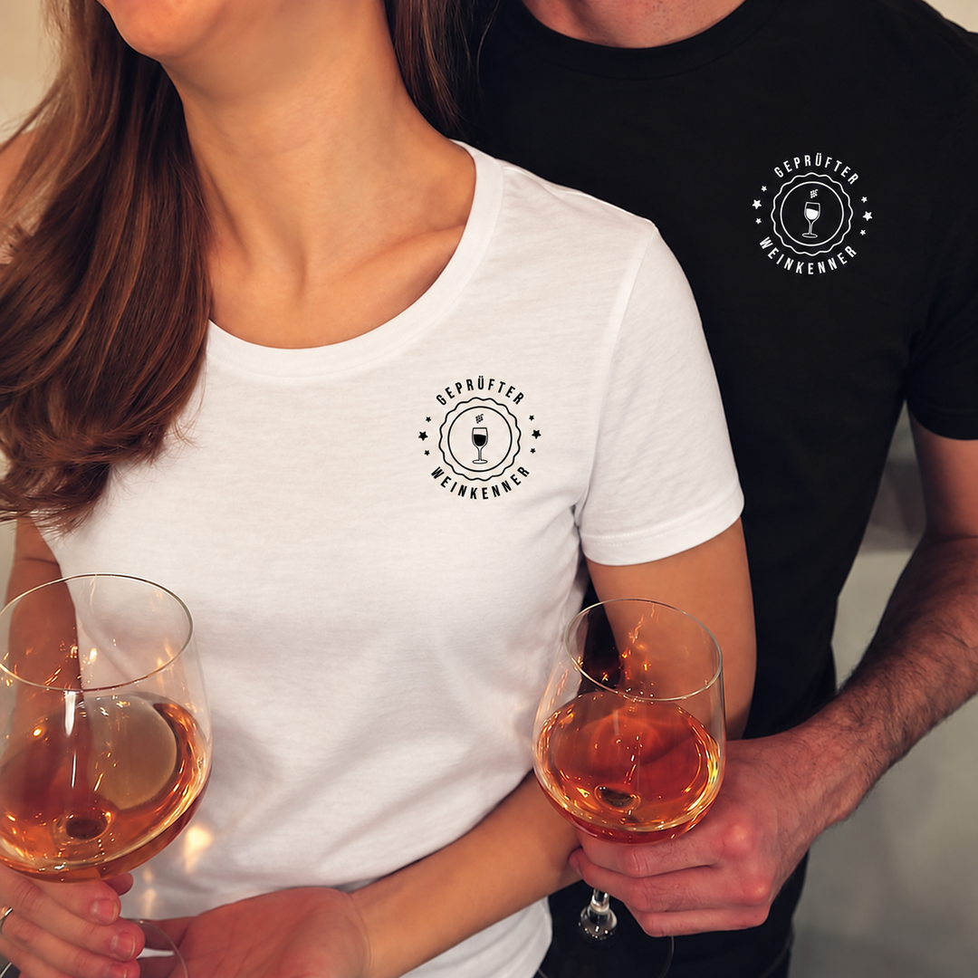 Geprüfter Weinkenner – Herren-T-Shirt Schwarz, bearbeitete Trageansicht