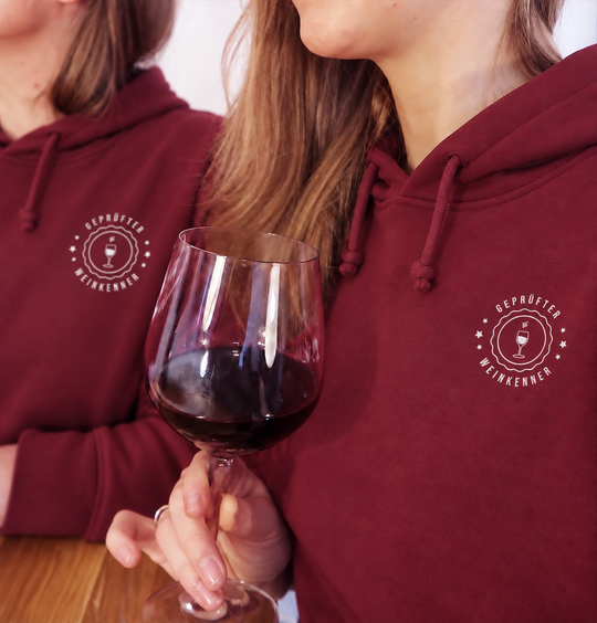 Geprüfter Weinkenner – Unisex Hoodie Bordeaux, bearbeitete Trageansicht
