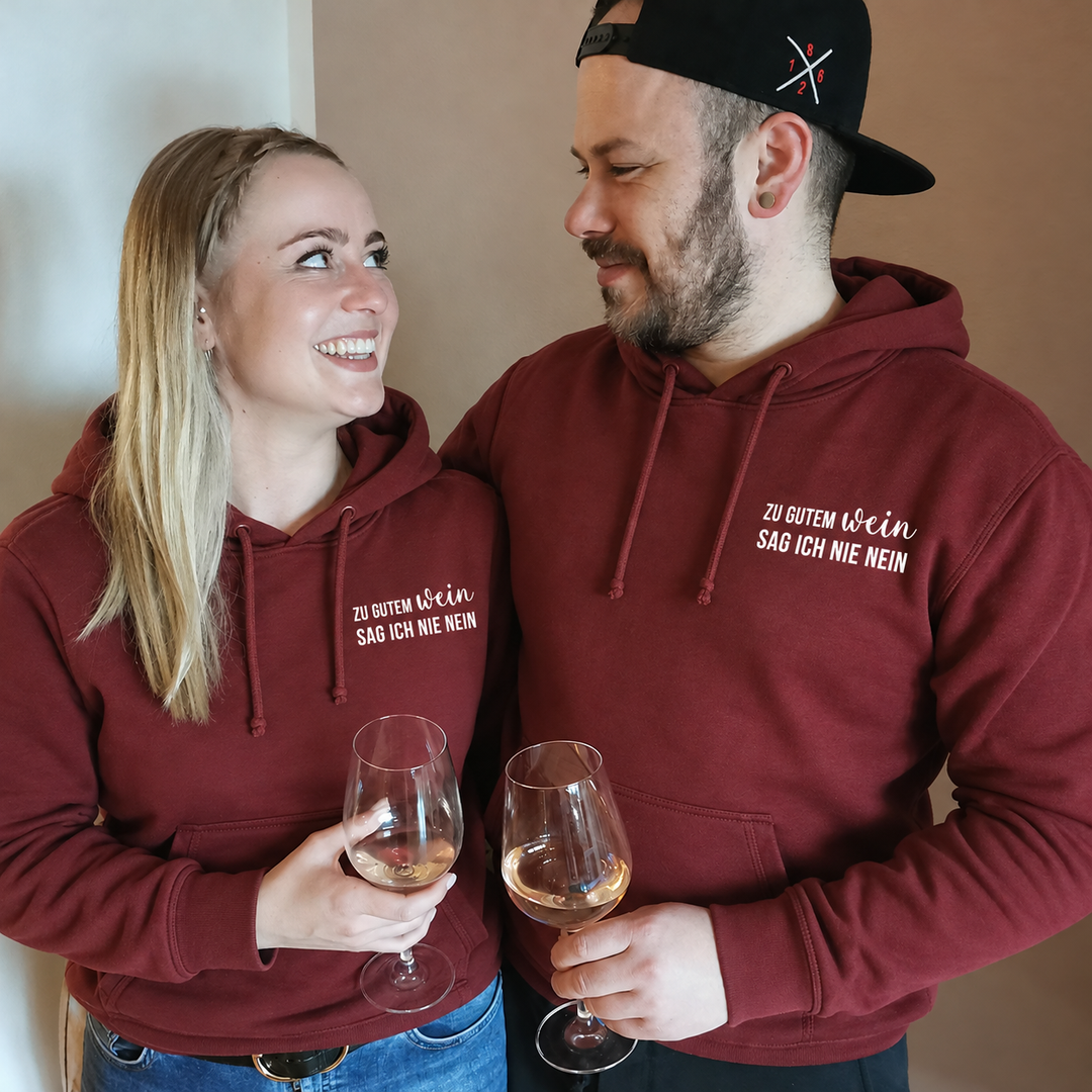 guterwein paar beide hoodie bordeaux ersatz – vorhandene eigene Paaraufnahme, beide Kleidungsstücke mit Originalmotiv digital angepasst