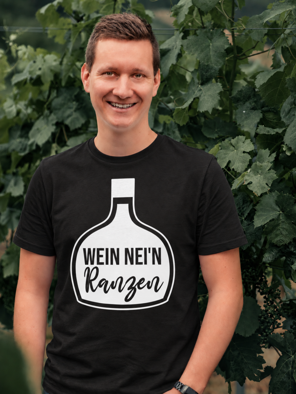 Wein nei'n Ranzen – Herren T-Shirt Schwarz – Motivgröße Groß – eigenes Einzelmodel ohne Jana
