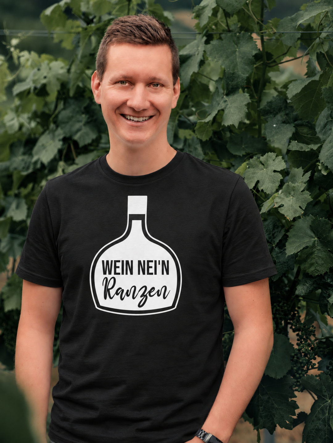 Wein nei'n Ranzen – Herren T-Shirt Schwarz – Motivgröße Klein – eigenes Einzelmodel ohne Jana