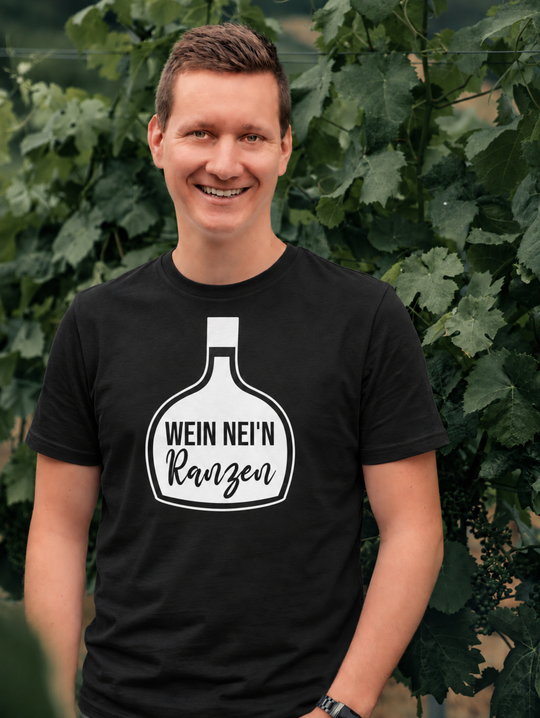 Wein nei'n Ranzen – Herren T-Shirt Schwarz – Motivgröße Klein – eigenes Einzelmodel ohne Jana