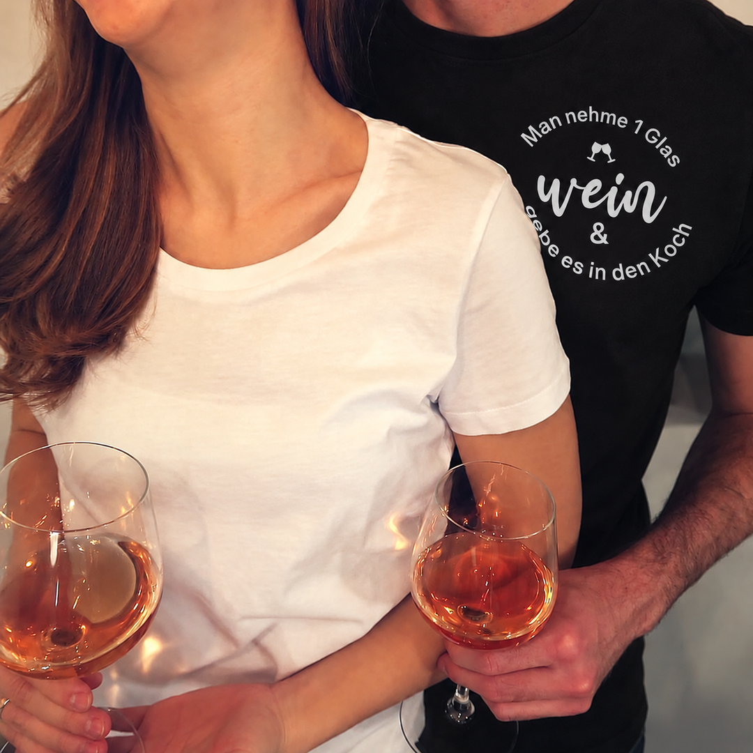 Wein in den Koch – Herren T-Shirt Schwarz in gemeinsamer Küchenszene