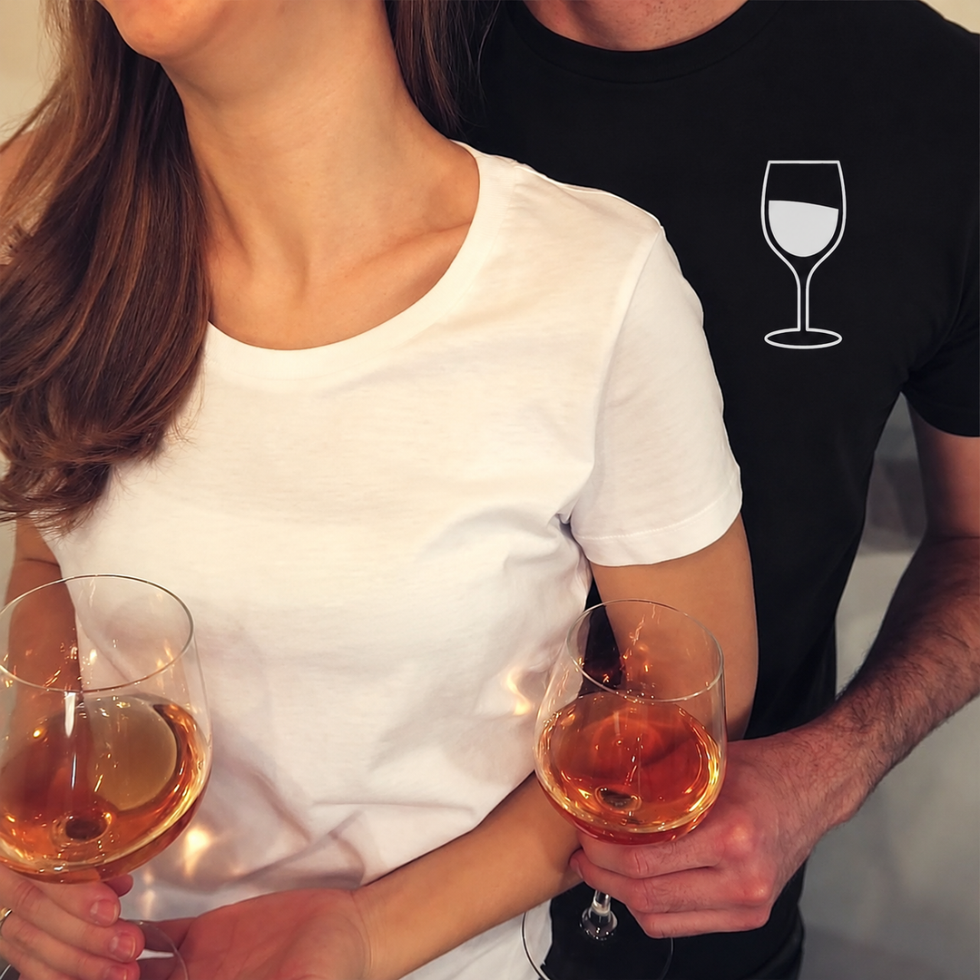 Eigenes Paarfoto mit schwarzem Herren T-Shirt mit weißem Weinglas-Motiv – digital bearbeitet