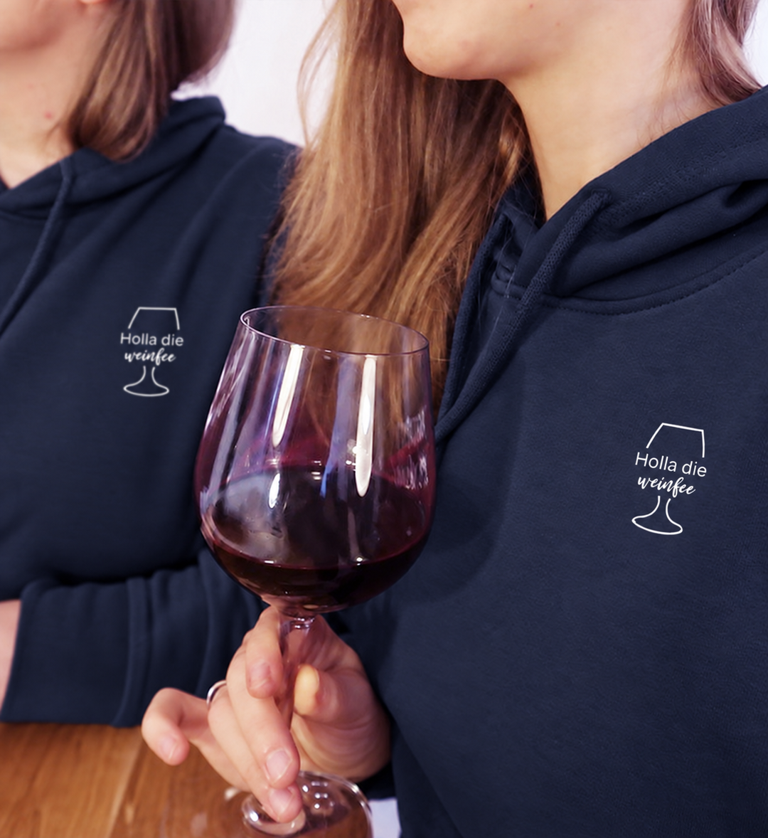 Holla die Weinfee – eigene Aufnahme mit zwei Frauen, beide Hoodies dunkelblau, Kleidung und Motiv digital angepasst