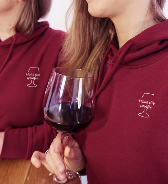 Holla die Weinfee – eigene Aufnahme mit zwei Frauen im Bordeaux-Hoodie, Kleidung und Motiv digital angepasst