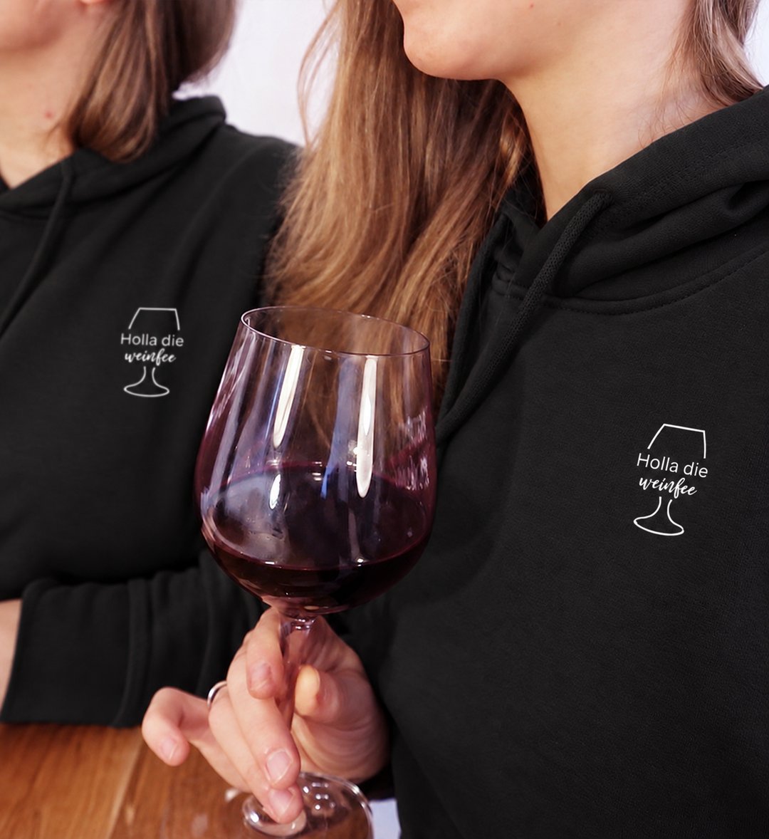 Holla die Weinfee – eigene Aufnahme mit zwei Frauen, beide Hoodies schwarz, Kleidung und Motiv digital angepasst