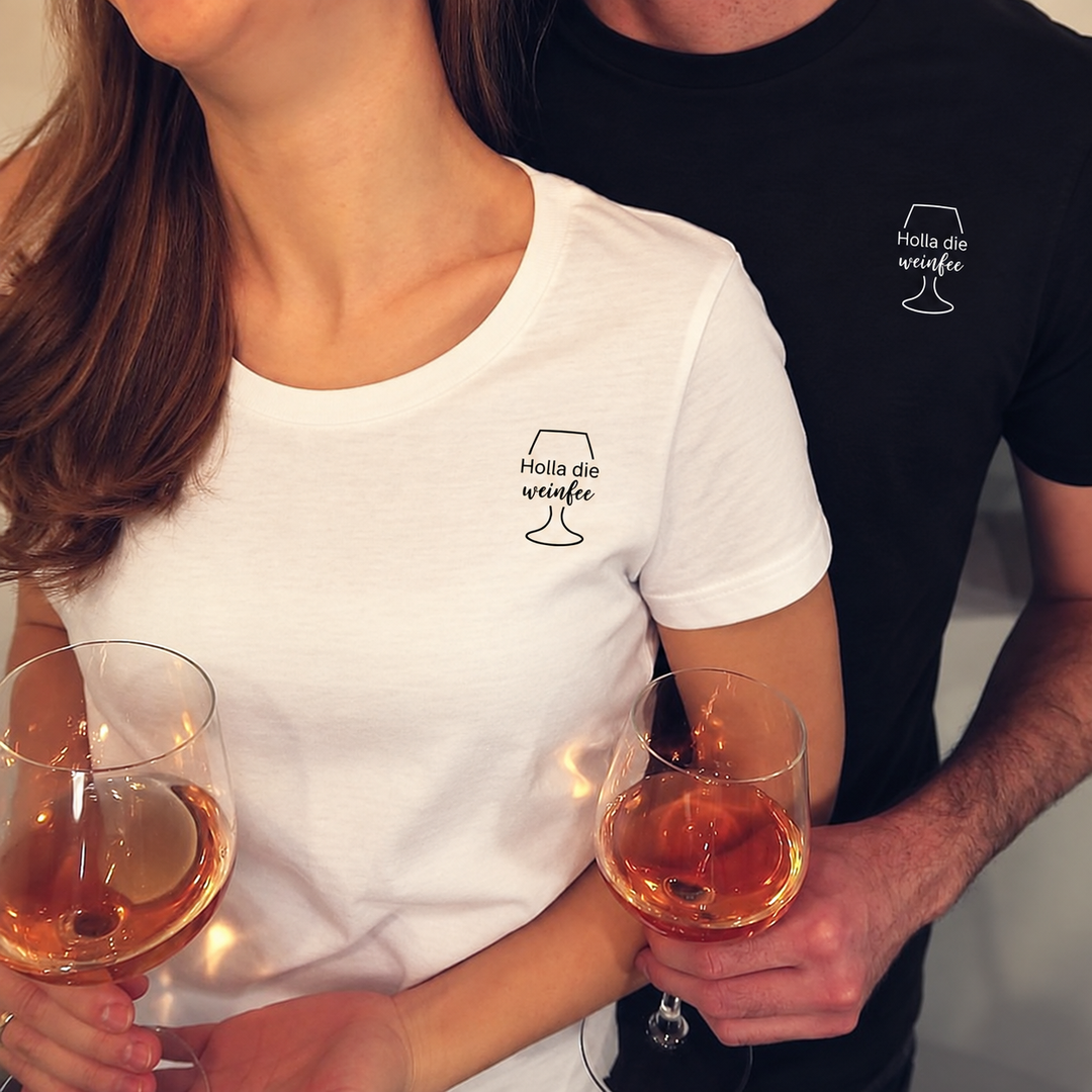 Holla die Weinfee – eigene Paaraufnahme mit weißem Damen- und schwarzem Herren-T-Shirt, Kleidung und Motiv digital angepasst