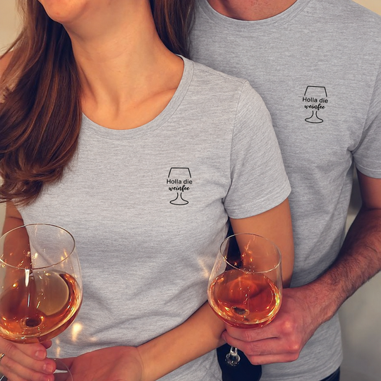 Holla die Weinfee – eigene Paaraufnahme, beide Shirts Grau, Kleidung und Motiv digital angepasst