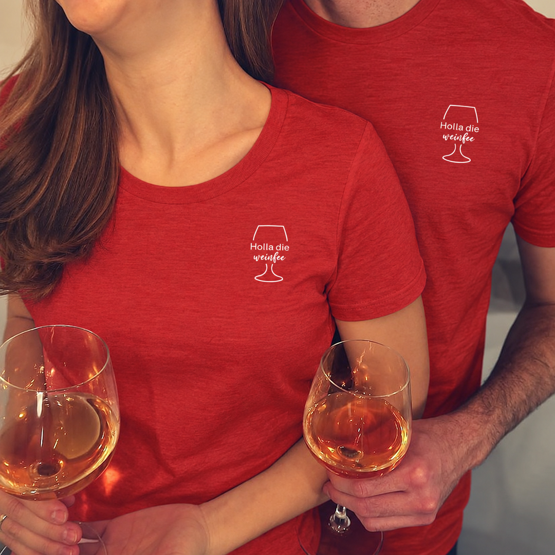 Holla die Weinfee – eigene Paaraufnahme, beide Shirts rot, Kleidung und Motiv digital angepasst