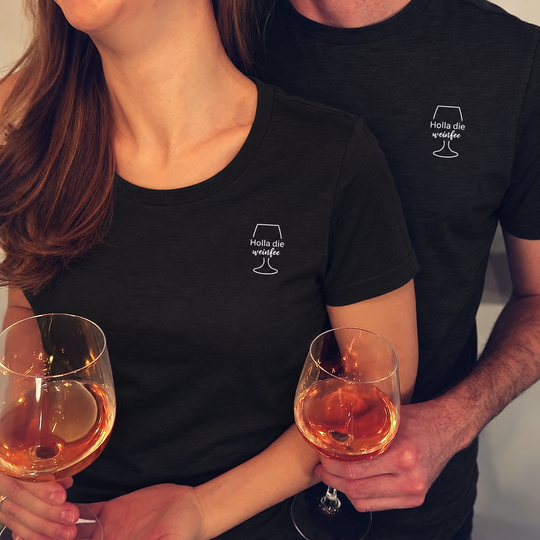 Holla die Weinfee – eigene Paaraufnahme, beide Shirts schwarz, Kleidung und Motiv digital angepasst