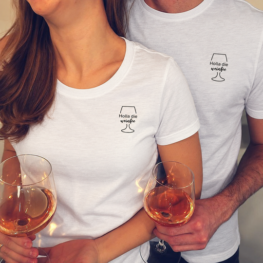 Holla die Weinfee – eigene Paaraufnahme, beide Shirts Weiß, Kleidung und Motiv digital angepasst
